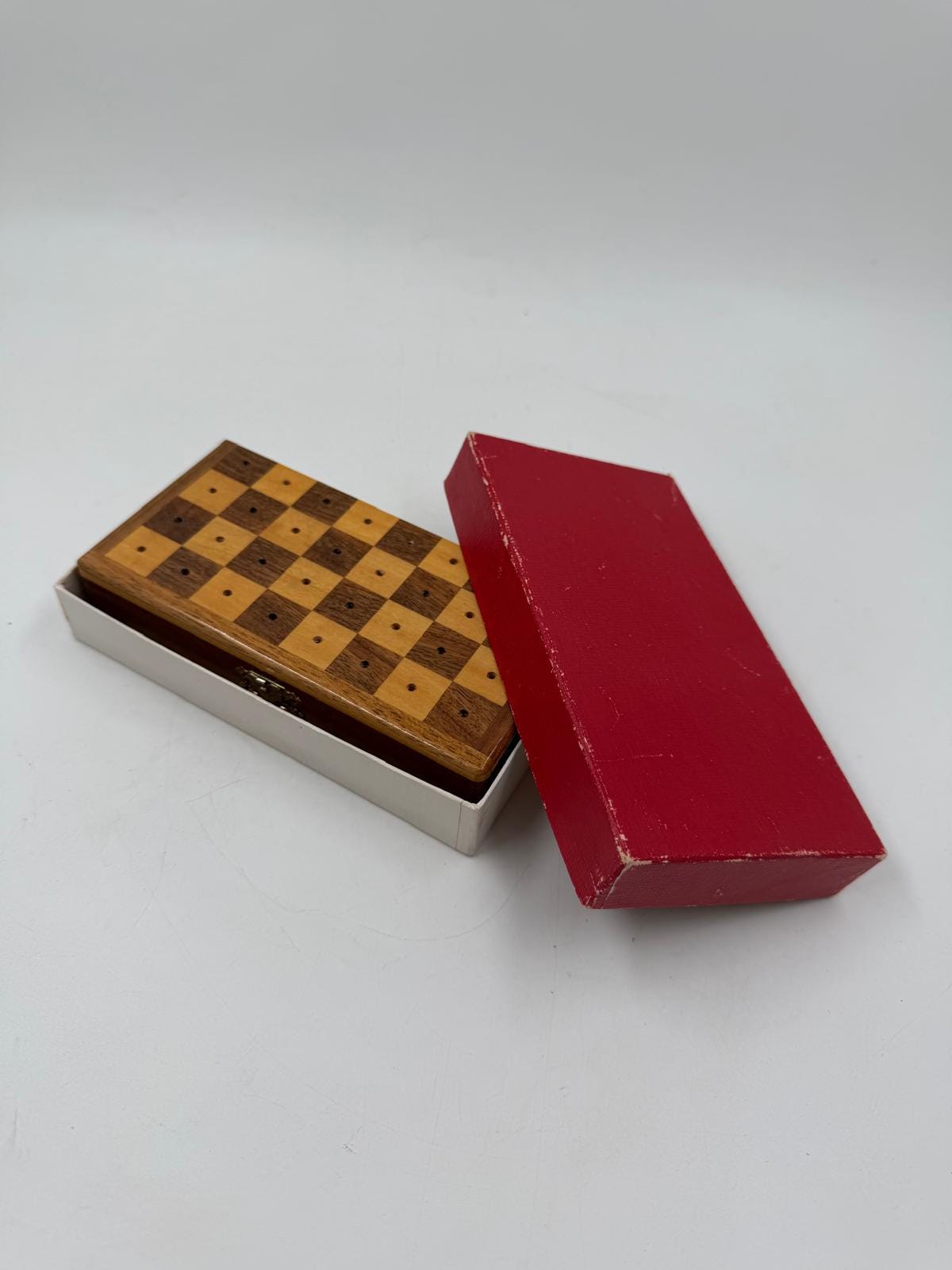 Vintage Schachspiel aus Holz mit klappbarem Brett und Figurenfach