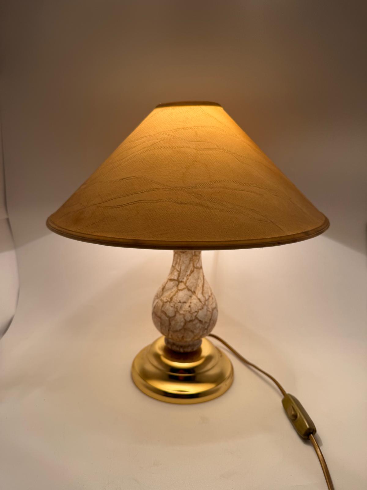 Vintage Tischlampe mit Keramik- oder Porzellan-Korpus und messingfarbenem Fuß, beiger Stoffschirm