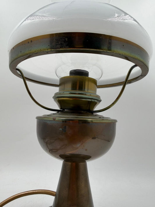 Vintage Tischlampe Petroleumlampe-Optik mit Milchglasschirm, Metallfuß und Glaszylinder weiß Messing klar