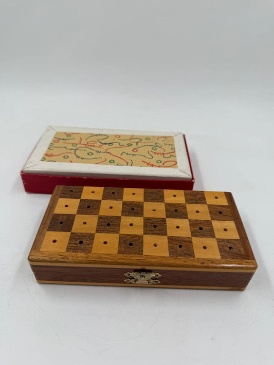 Vintage Schachspiel aus Holz mit klappbarem Brett und Figurenfach
