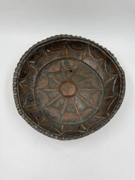 Vintage Hamam-Schale mit Sonnenmotiv Kupferbraun Patina dunkle Verfärbungen