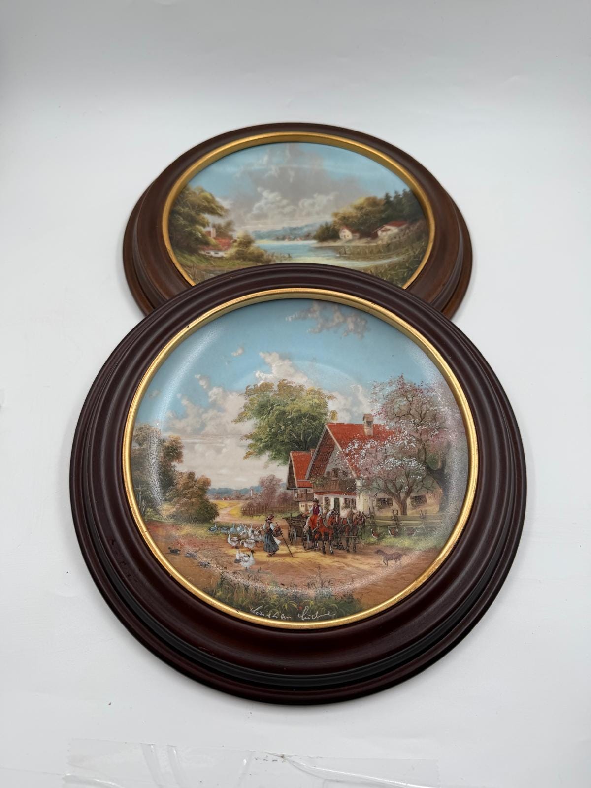 Vintage Sammelteller Set von 2 Lückels idyllisches Dorfleben von Christian Lückel für Seltmann Weiden mit Van Hygan und Smythe Rahmen