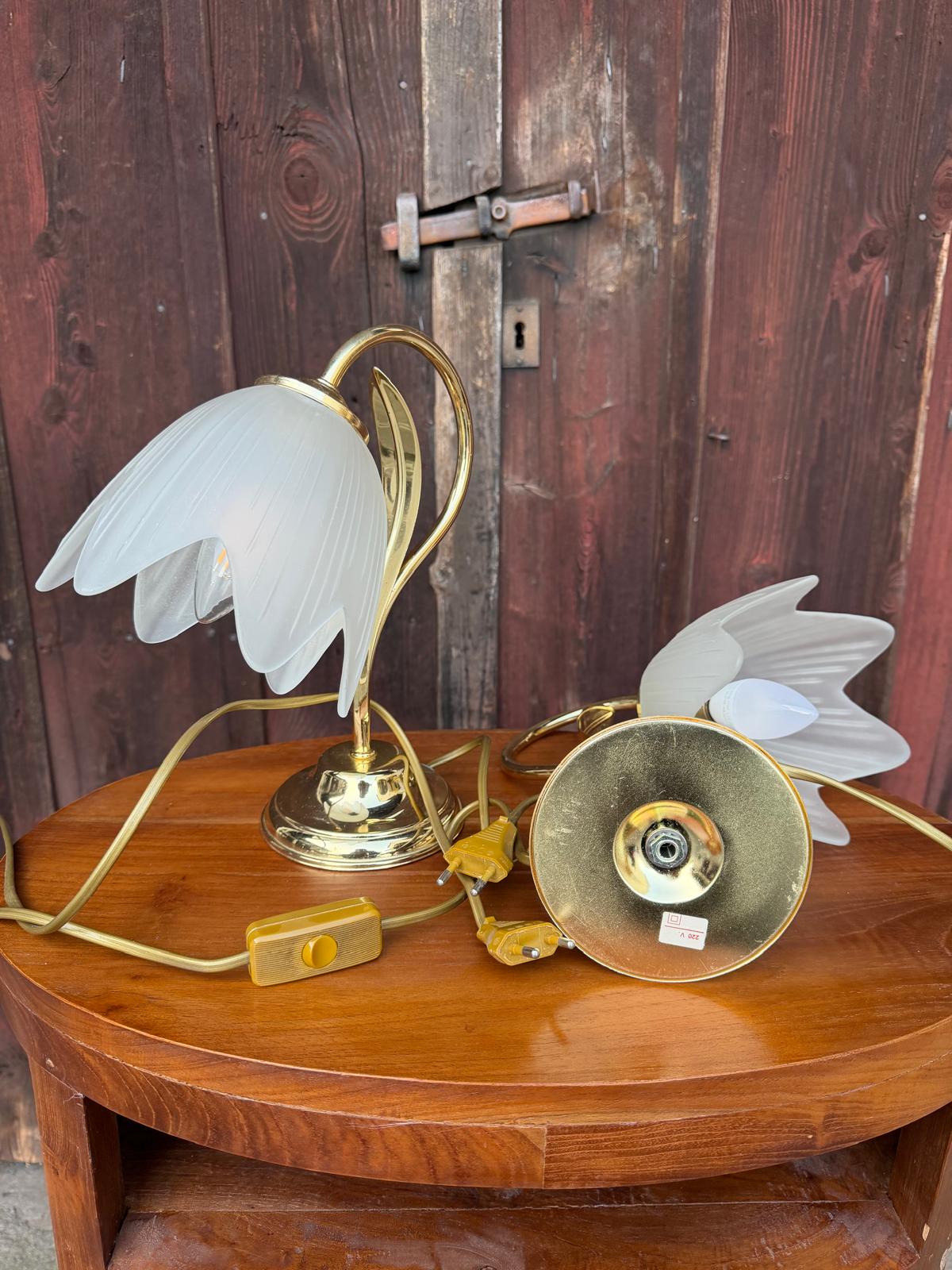 Vintage Nachttischlampe Tulpenform aus Messing und Glas goldfarben weiß Set von 2