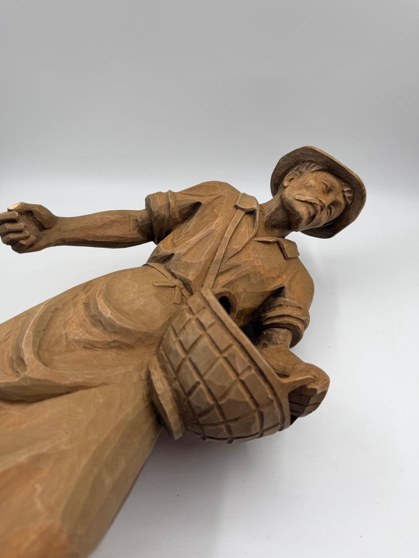 Vintage Holzfigur "Bauer mit Korb" im Schwarzwald-Stil, handgeschnitzt, 35cm