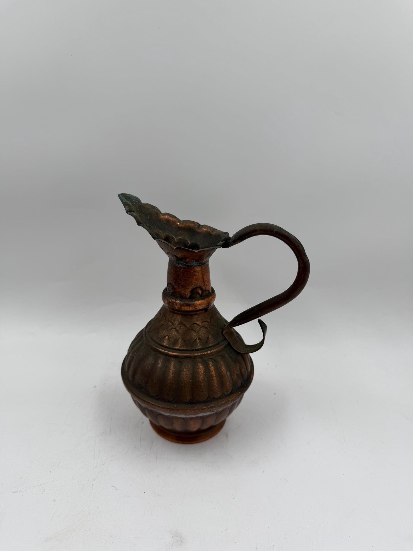 Vintage Kupferkrug mit geripptem Korpus und gewelltem Ausguss, orientalischer Stil