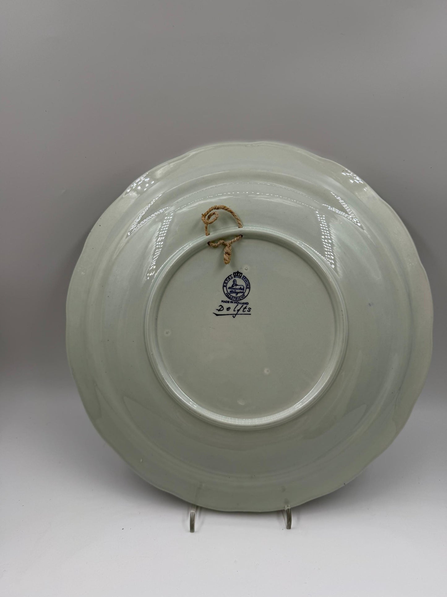 Vintage Wandteller von Royal Sphinx Maastricht im Delfter Blau-Weiß Stil mit Blumenkorb Motiv
