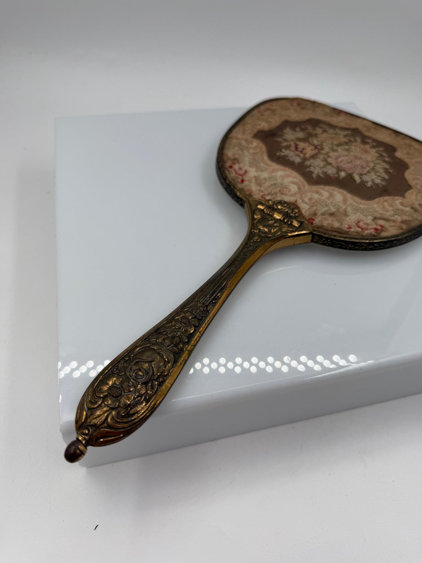 Vintage Handspiegel mit Metallrahmen und besticktem Textilrücken
