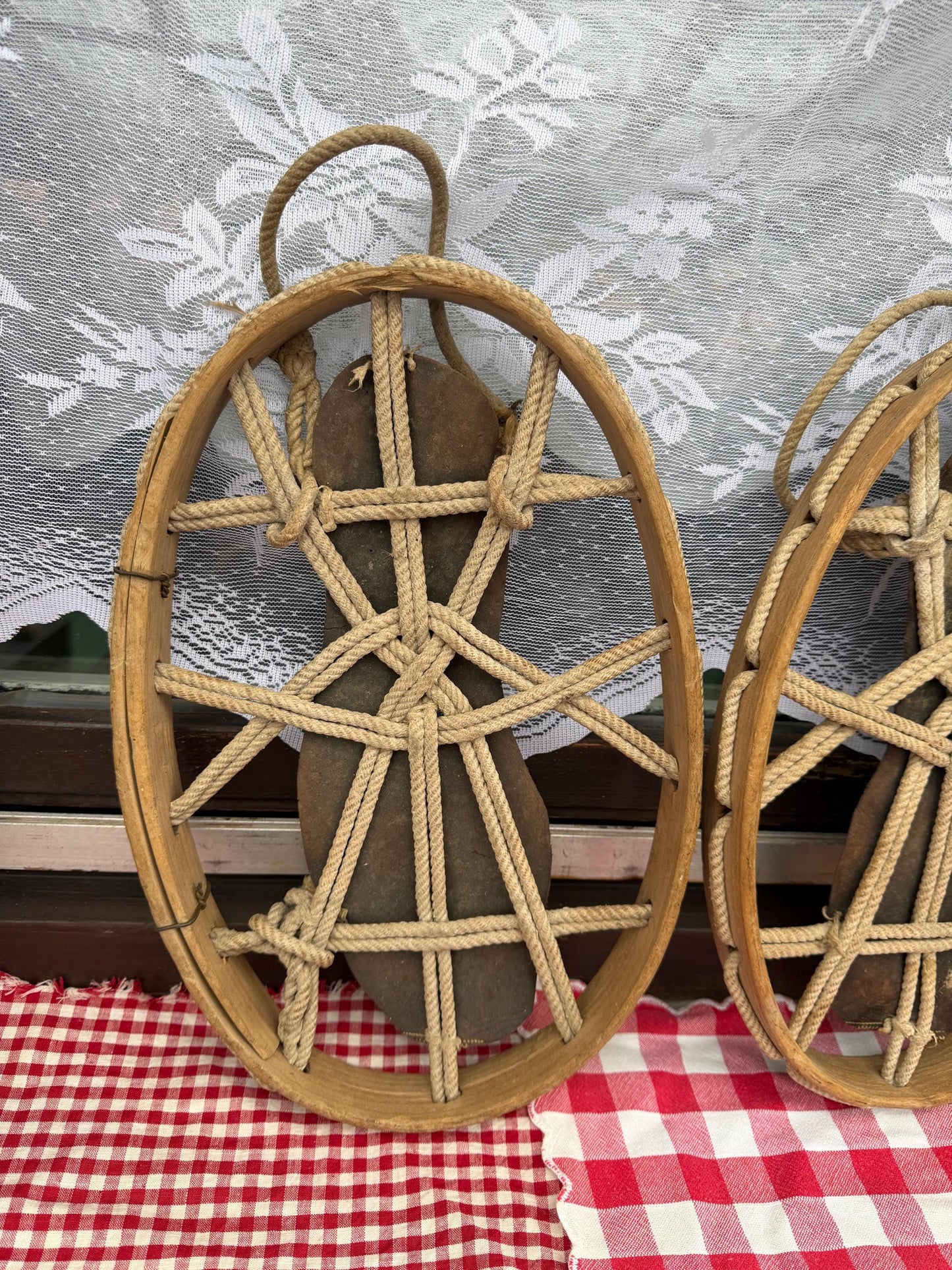 Set von 2 Vintage Schneereifen "Gebirgsjäger" aus Bugholz mit Metallplatte und Seilbindung
