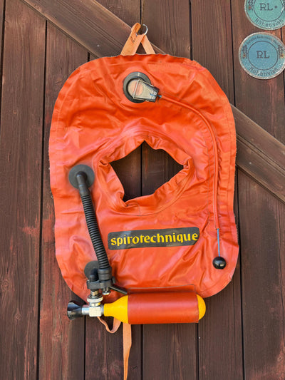 Gilet de sauvetage gonflable vintage orange, nautique, décoratif