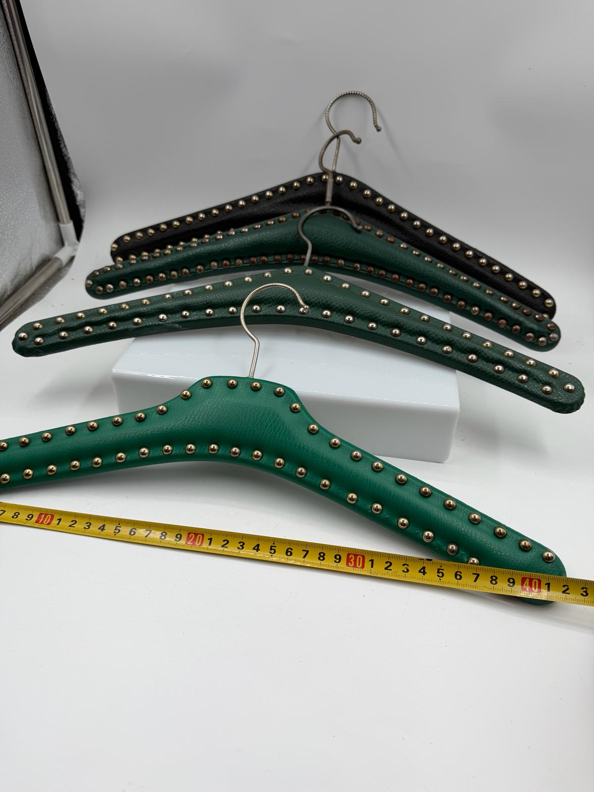 Vintage Kleiderbügel Set aus Kunstleder mit Nieten in Grün und Schwarz