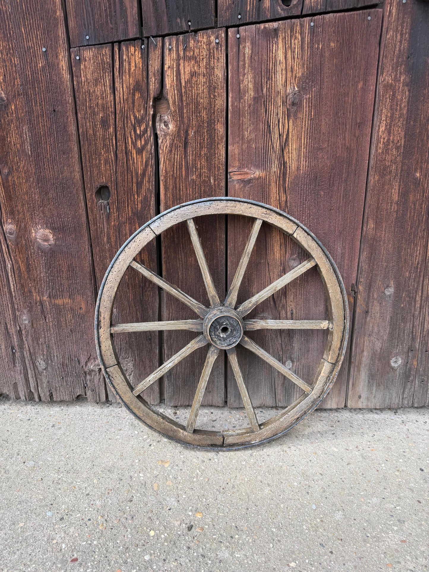 Vintage Wagenrad aus Holz mit Eisenfelge Ø 50cm