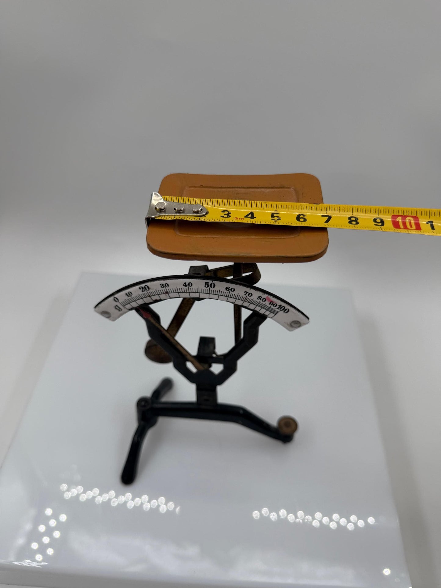 Vintage Briefwaage aus Gusseisen mit Zelluloid-Platte