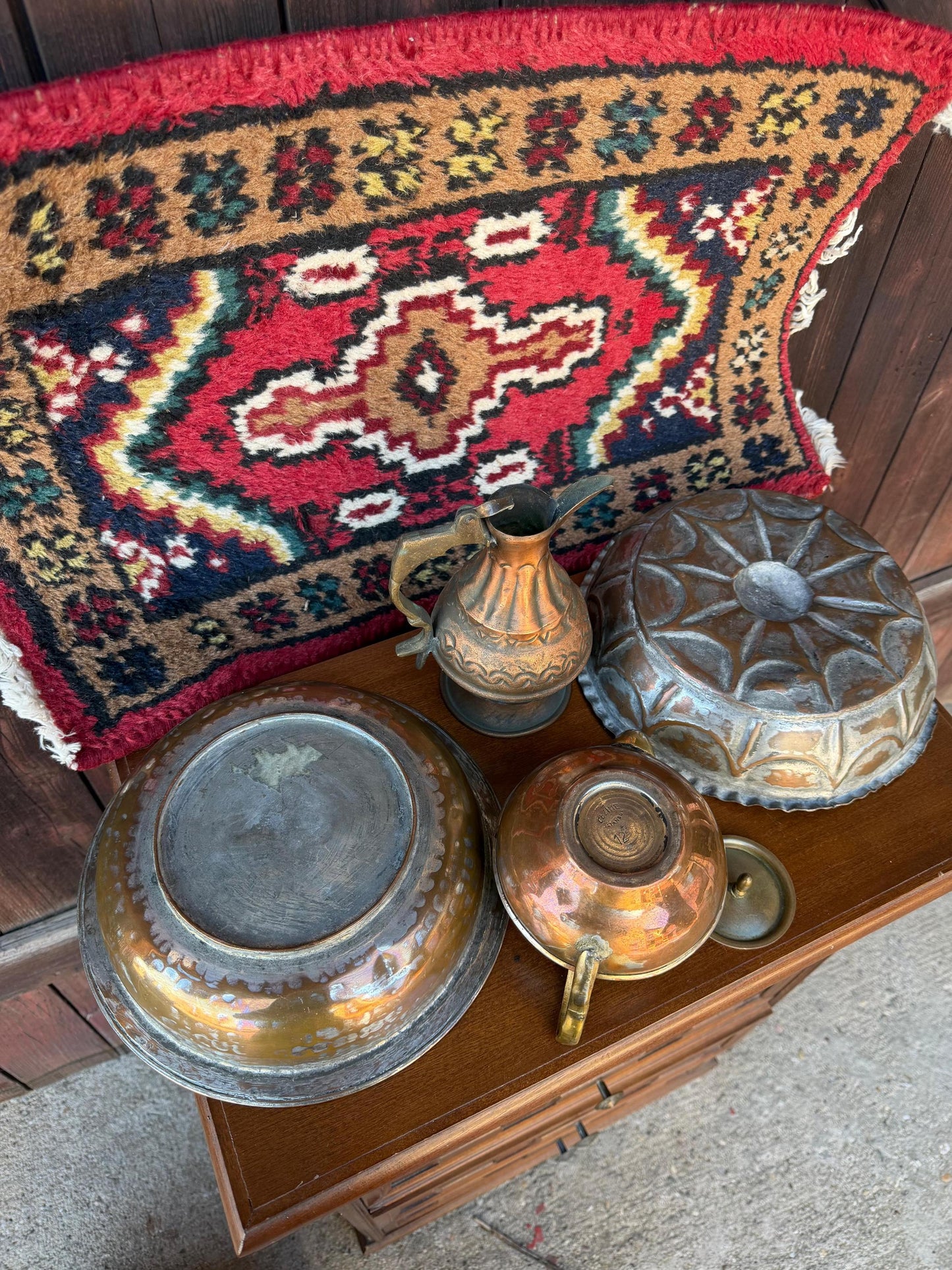 Vintage Orientalisches Kupfer Dekor Set und Wollkelim Teppich