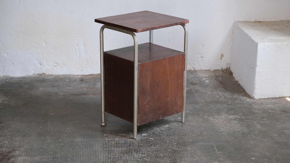 Bauhaus Nachttisch aus Stahlrohr, restaurierungsbedürftig