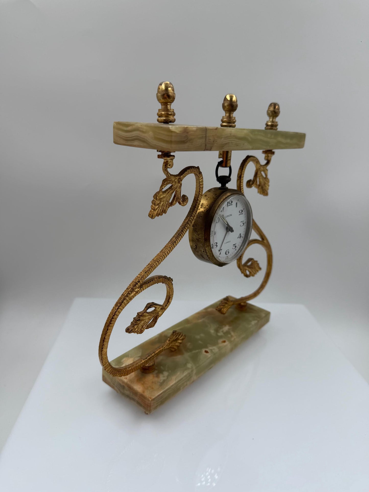 Vintage Kaminuhr aus Messing und grünem Onyx mit Blattdekor