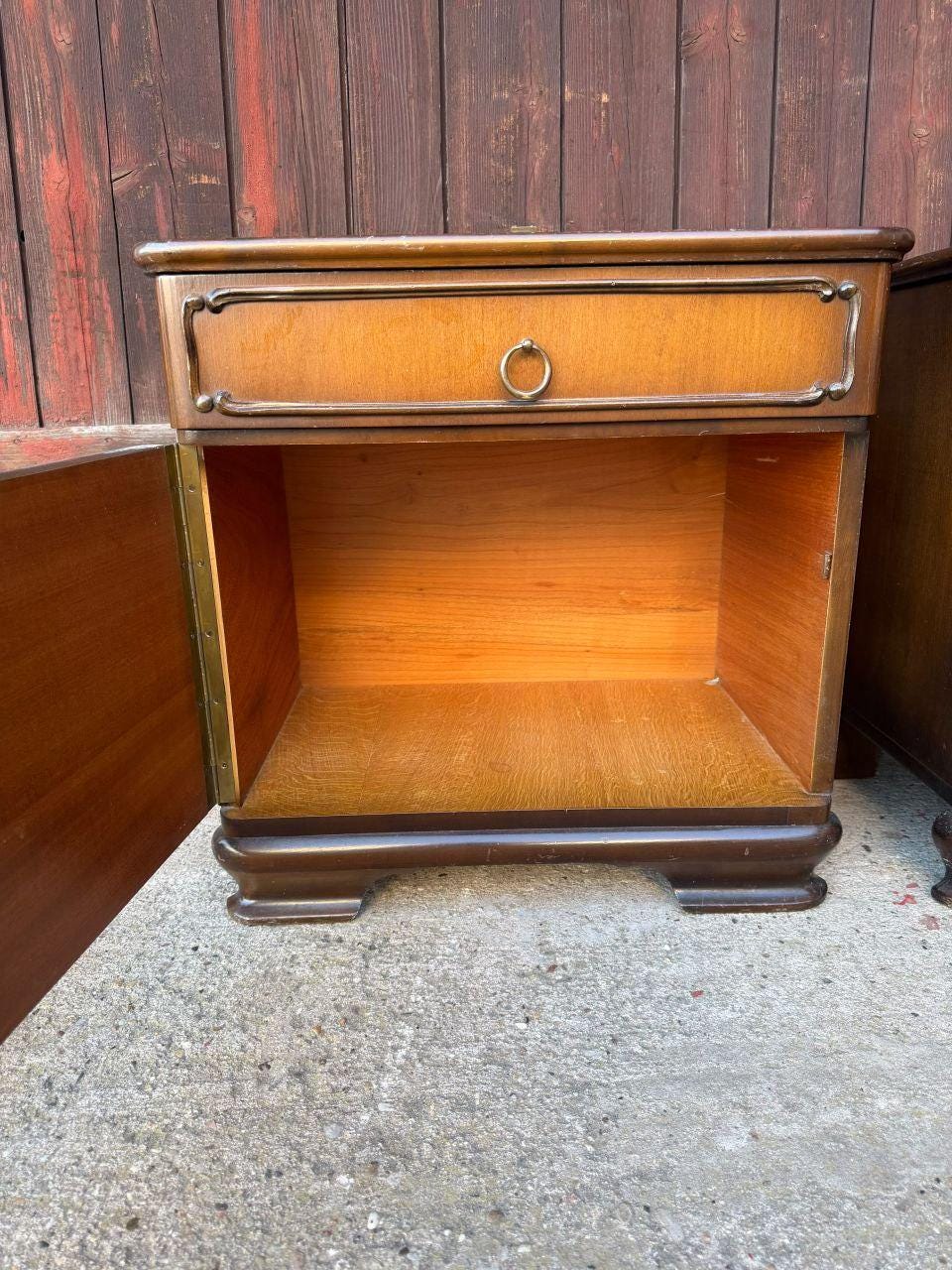 Set von 2 Vintage Nachttisch aus Nussbaum mit Messing-Ringgriffen