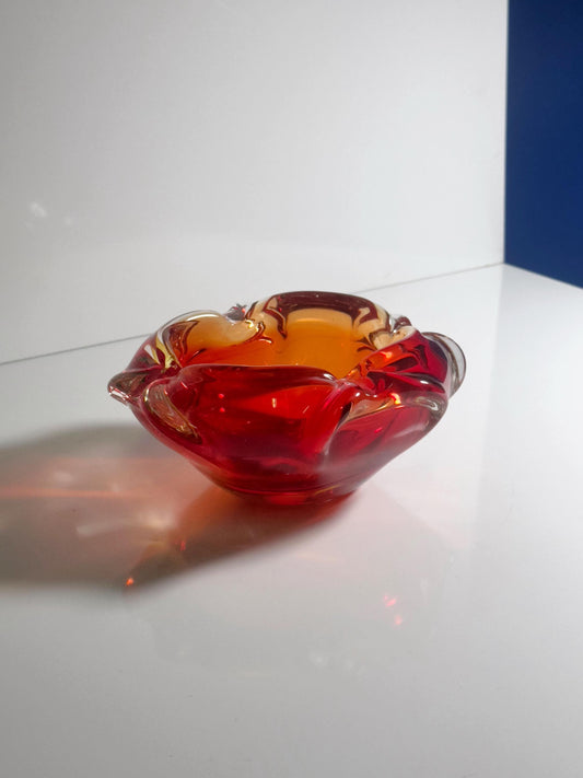 Vintage Aschenbecher Böhmisches Kunstglas, Rot und Orange, 1960er