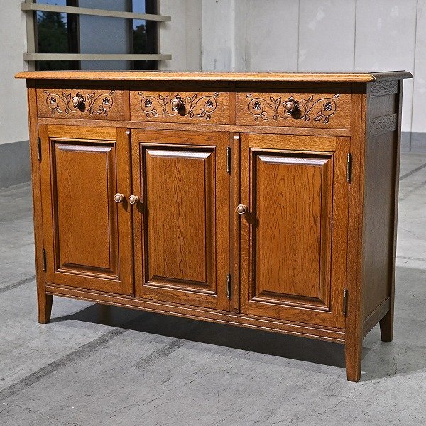 Vintage Sideboard Hayama Classic von Hayama Garden mit floraler Schnitzerei aus Eiche