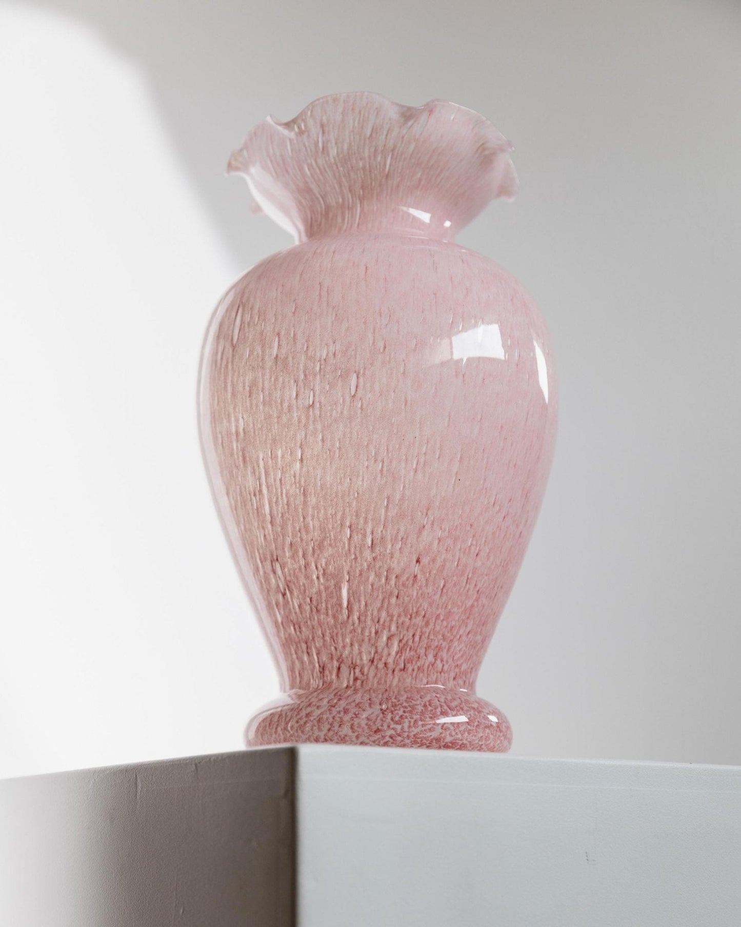 Vintage Vase Murano Glas rosa gepunktet mit gewelltem Rand von Murano