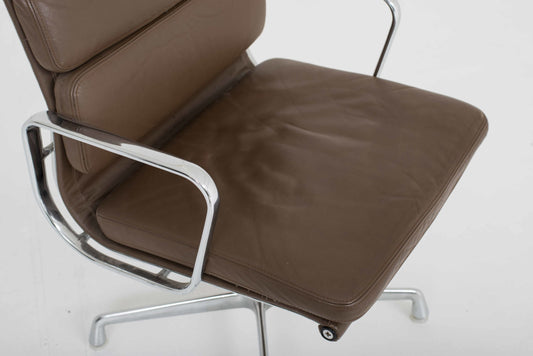 Vintage Bürostuhl EA 208 von Charles und Ray Eames für Vitra braunes Leder