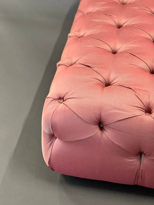 Pouf / Ottoman aus pinkem Stoff