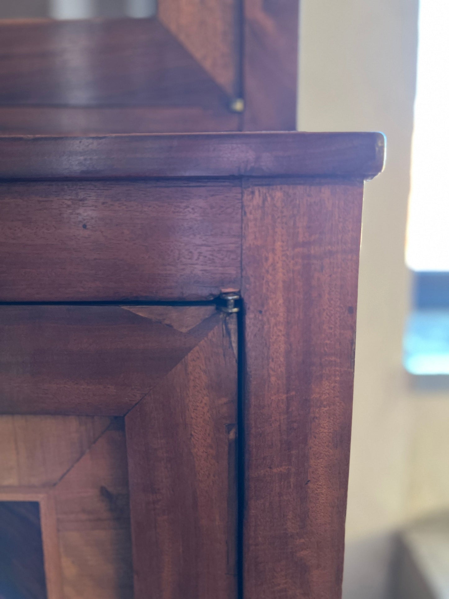 Antiker Vitrinenschrank aus Massivholz Zweiteilig mit Glastüren