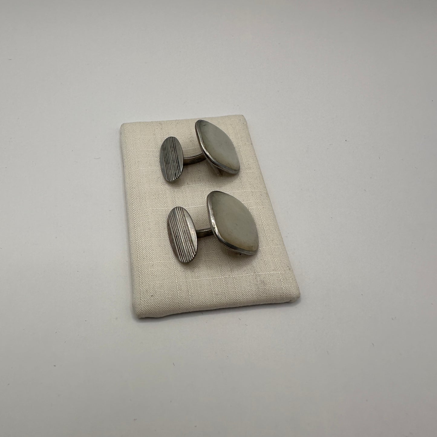 Vintage Manschettenknopf oval-quadratisch aus 835er Silber mit gestreifter Front