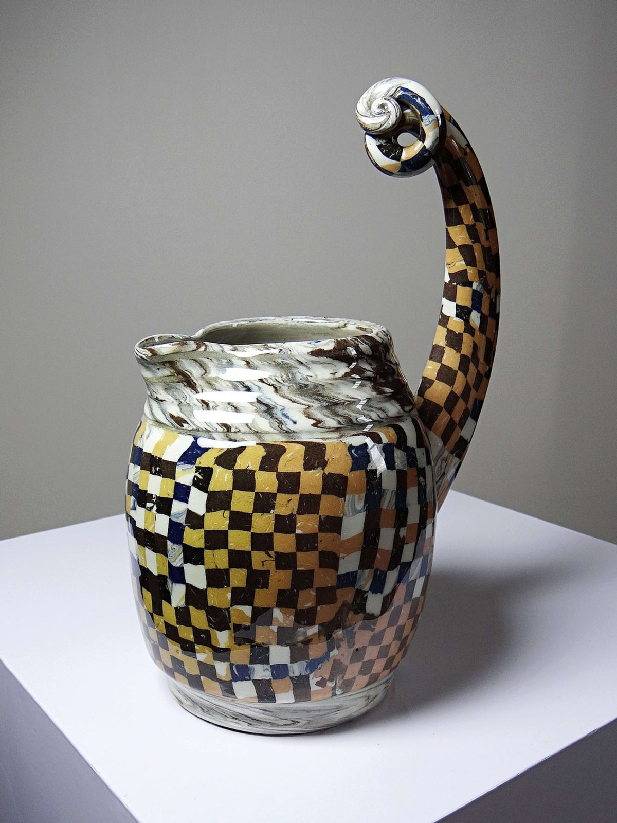 Keramik-Krug von Atelier 141 mit Schachbrettdekor