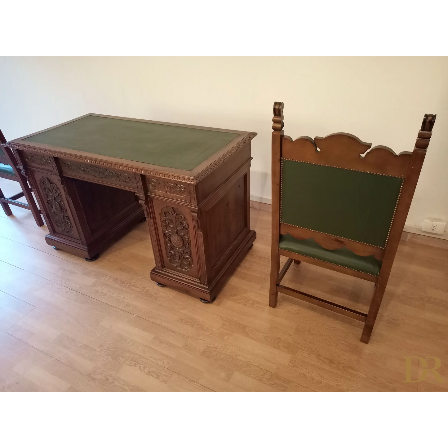 Bureau vintage en bois de noyer avec dessus en cuir neuf et détails en laiton, lot de 2