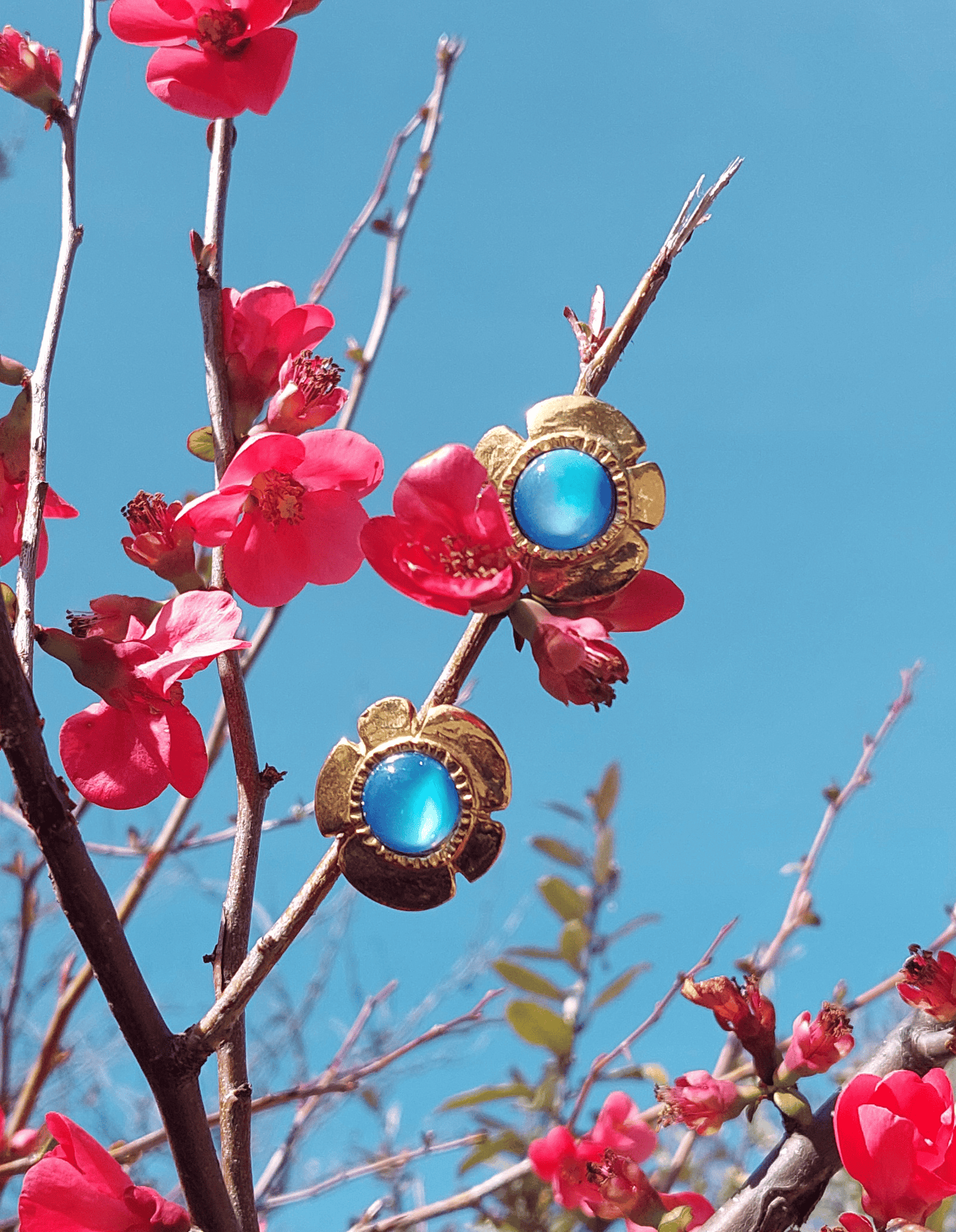 Vintage earring clip by Les Boucles Bluets Doré and blue