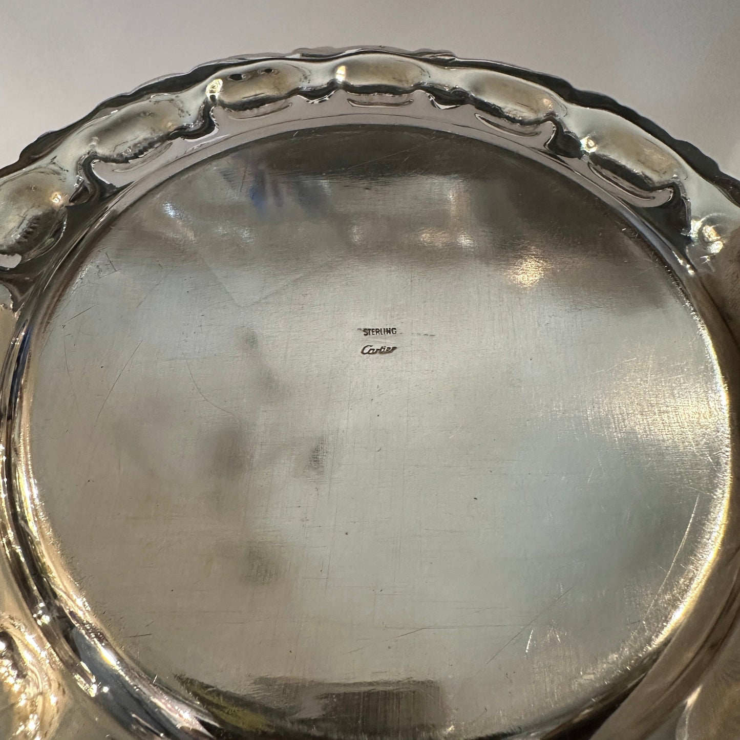Assiette vintage en argent Cartier à décor organique sur les bords