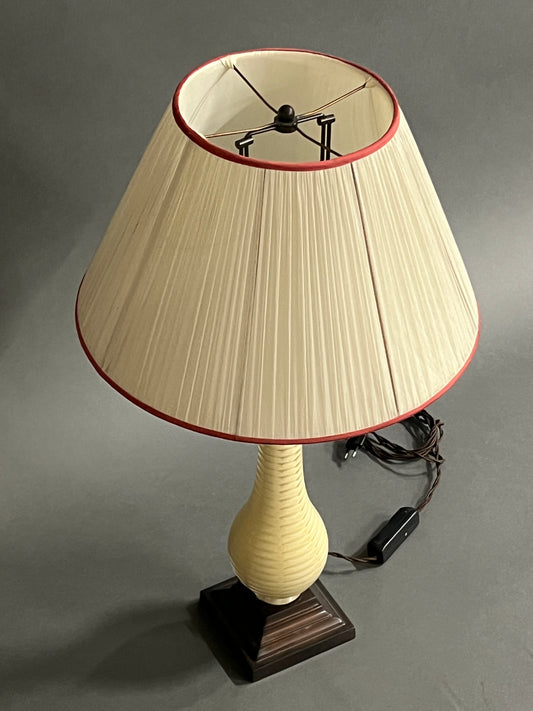 Lampe de table vintage avec abat-jour en tissu blanc