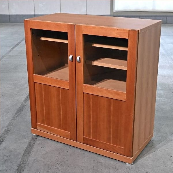 Vintage Schrank Kirschholz mit Glastüren, Stauraum und Regalböden, gebraucht