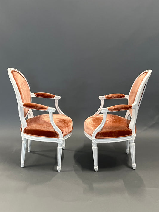 Fauteuil de style Louis XVI avec tissu en velours