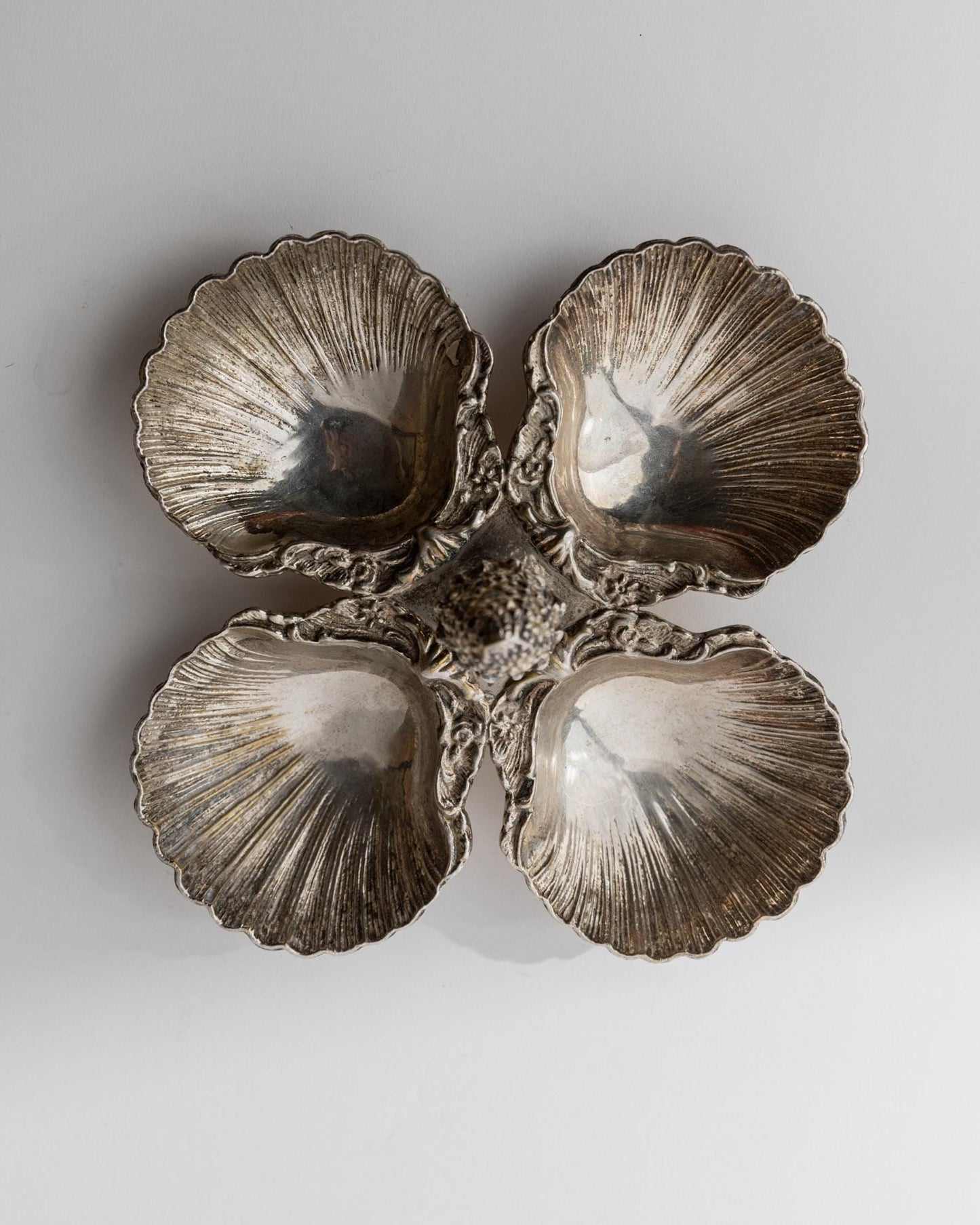 Vintage Schale Art Deco mit Muschelschalen und Zapfengriff