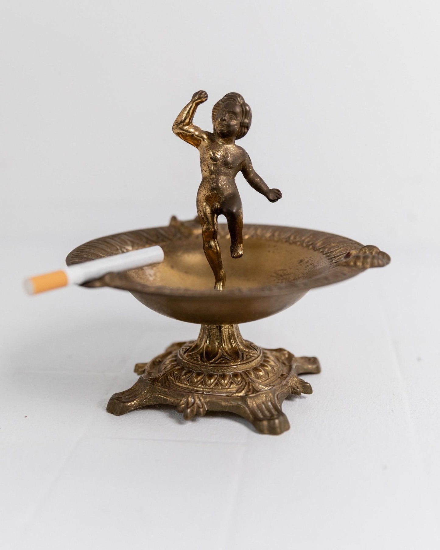 Vintage Messing Aschenbecher mit Knabenfigur auf Sockel, skulpturales Design, 1940er