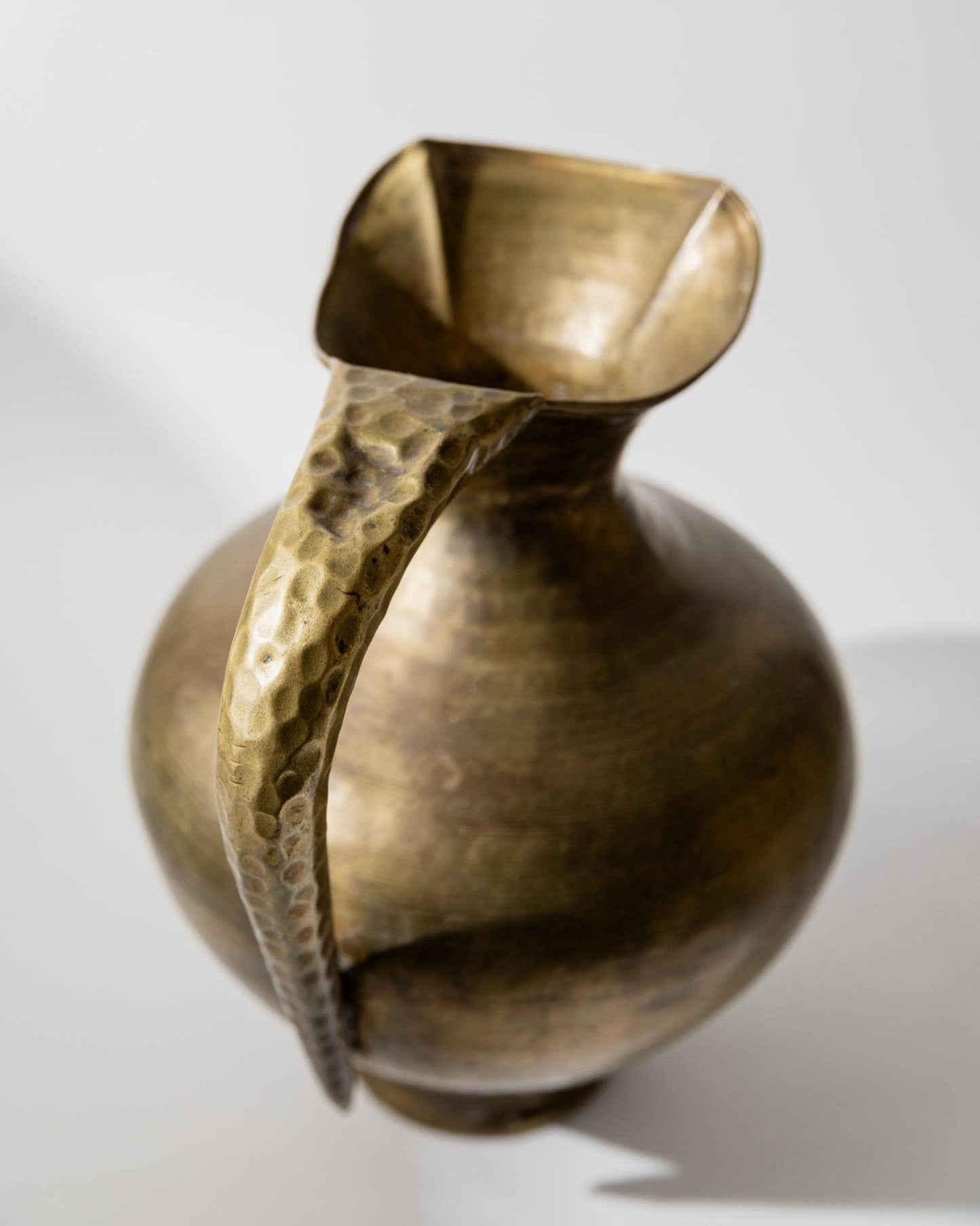 Vintage Messing Vase in Amphorenform, handgehämmert, Italien 1940er