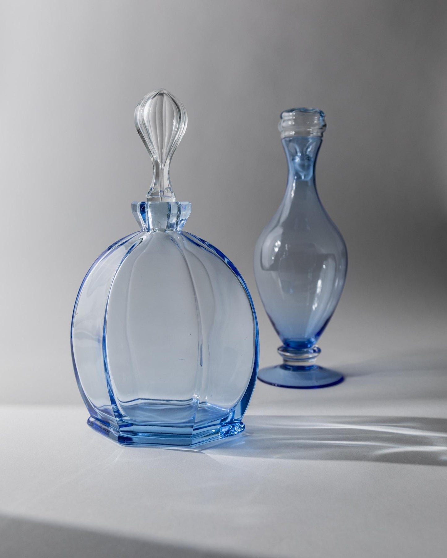 Vintage Dekanter Set von 2 Murano Glas von Murano Italien blaue skulpturale Formen