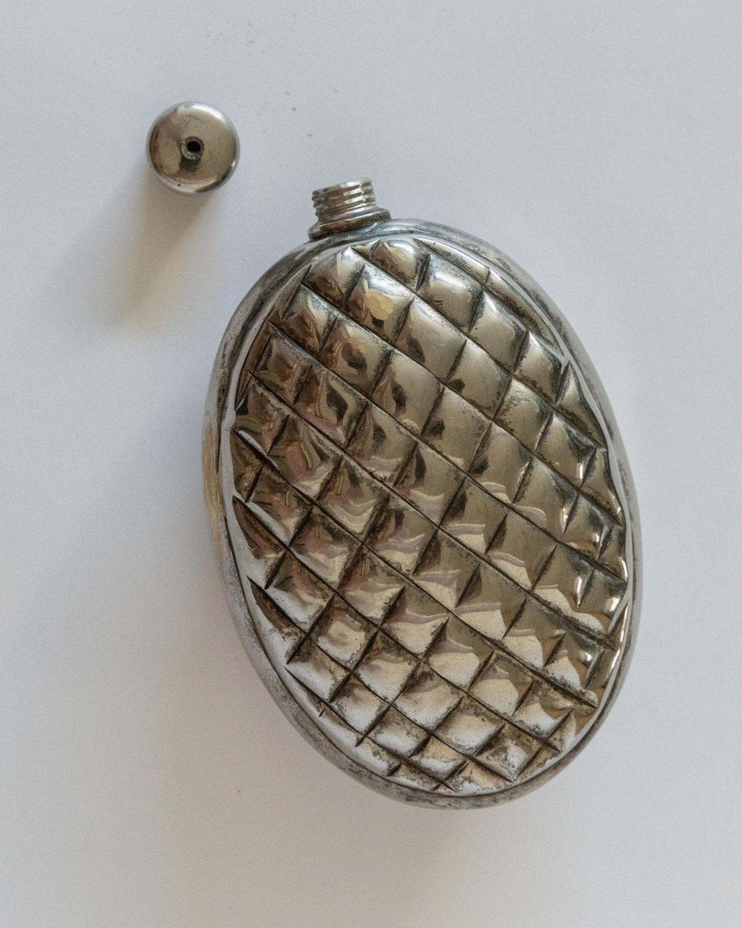 Vintage Versilberter Flachmann in Tannenzapfenform aus den 1950ern