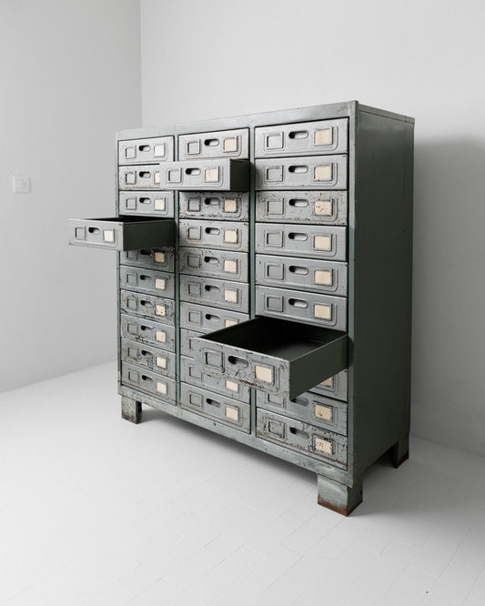 Vintage Metall Schubladenschrank mit 30 Schubladen Industrial Patina Farbspritzer Rost