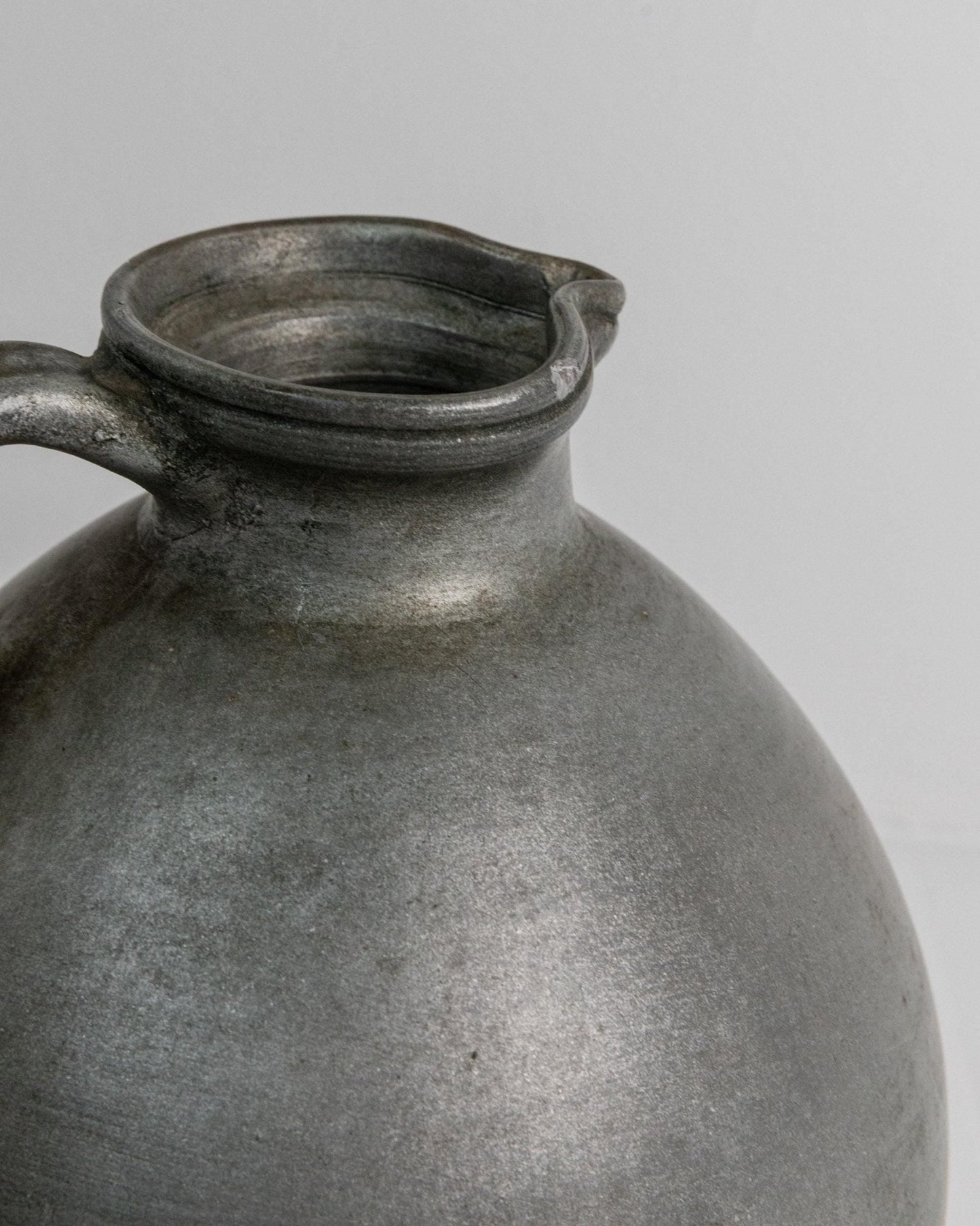 Vintage Studio Keramikvase mit Henkel, große runde Form mit Silberglasur, 1960er