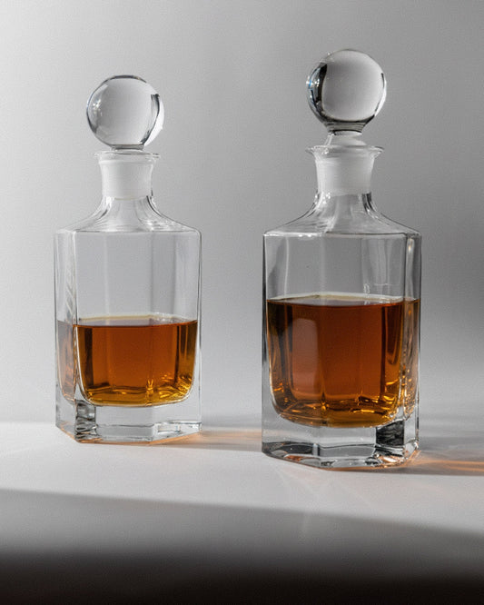 Vintage Karaffe Set von 2 mit Kugelstopfen, Servieraccessoire Glas Klar