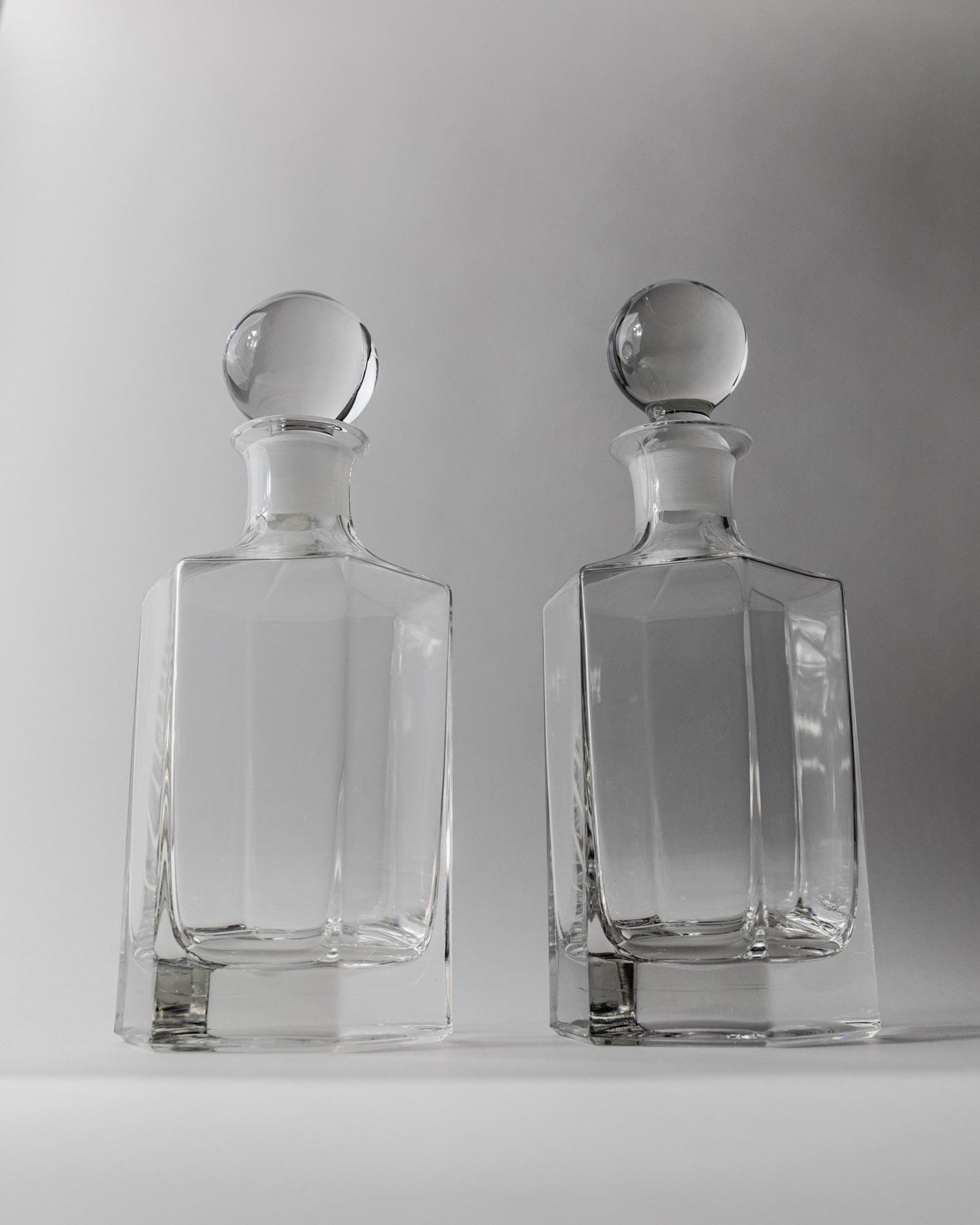 Vintage Karaffe Set von 2 mit Kugelstopfen, Servieraccessoire Glas Klar