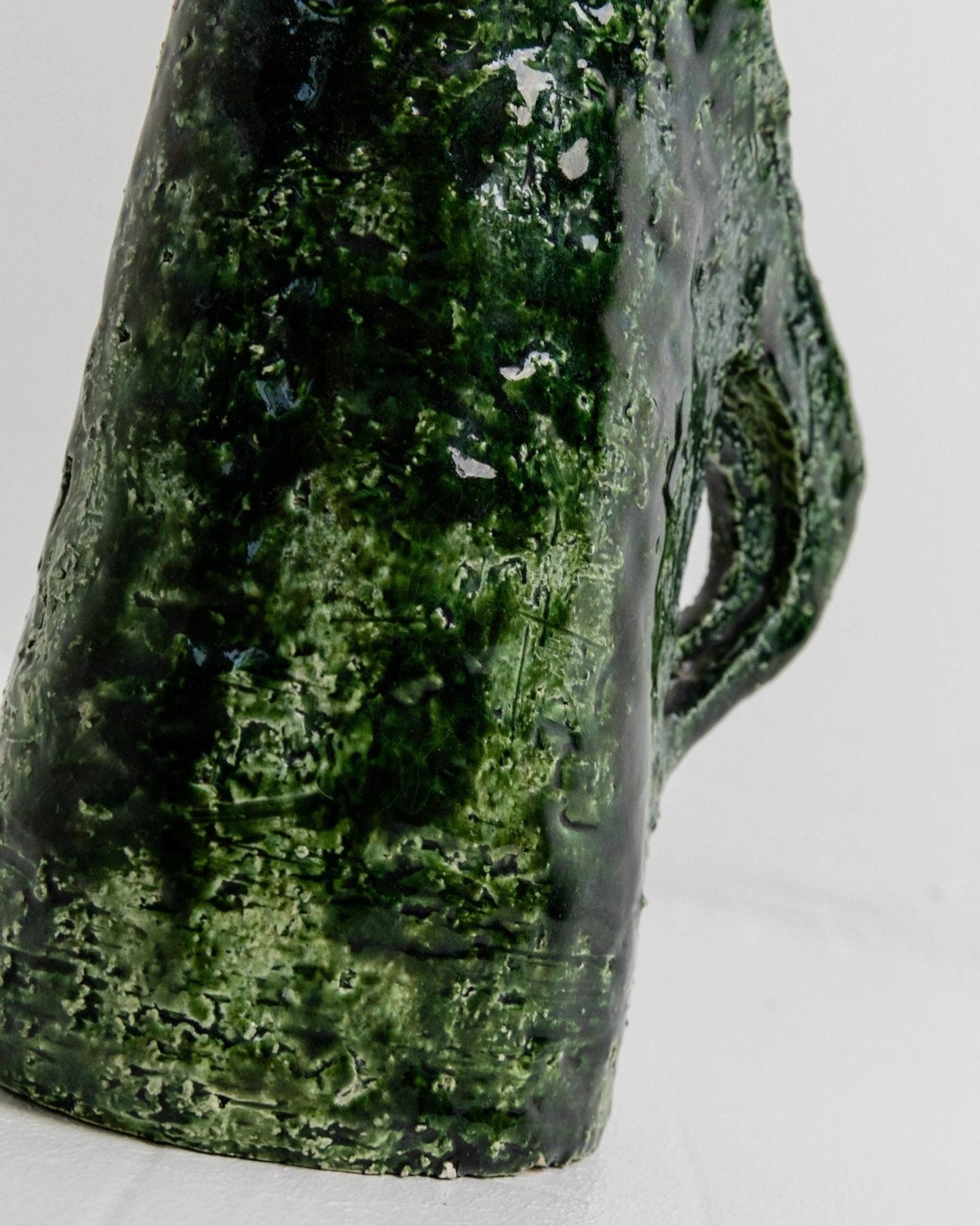 Vintage Studio Pottery Vase mit grüner Glasur und strukturierter Oberfläche, 1970er