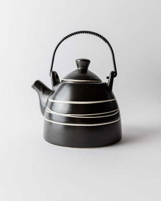 Vintage Teekanne Keramik mit Metallgriff schwarz weißes Liniendekor