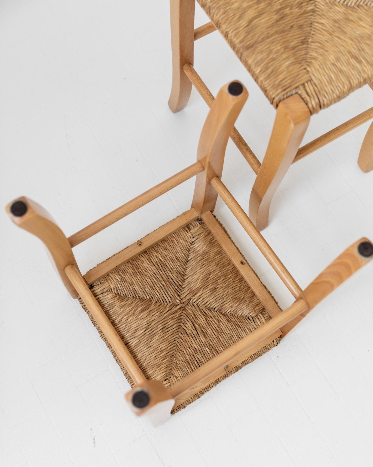 Set von 2 Vintage Holzhocker mit handgeflochtenem Strohsitz und geschwungenen Beinen, 1980er