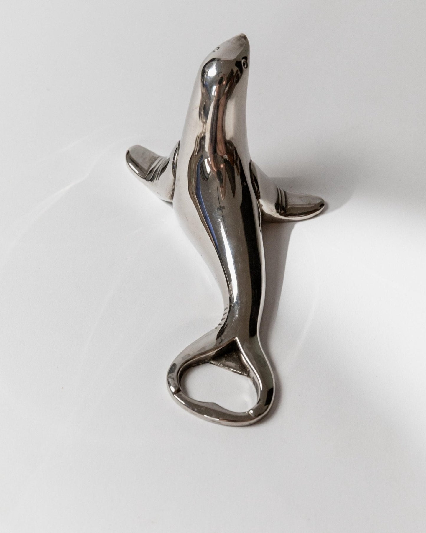 Vintage Flaschenöffner Seehund-Form versilbert von Italien 1960er, elegantes Retro-Barobjekt
