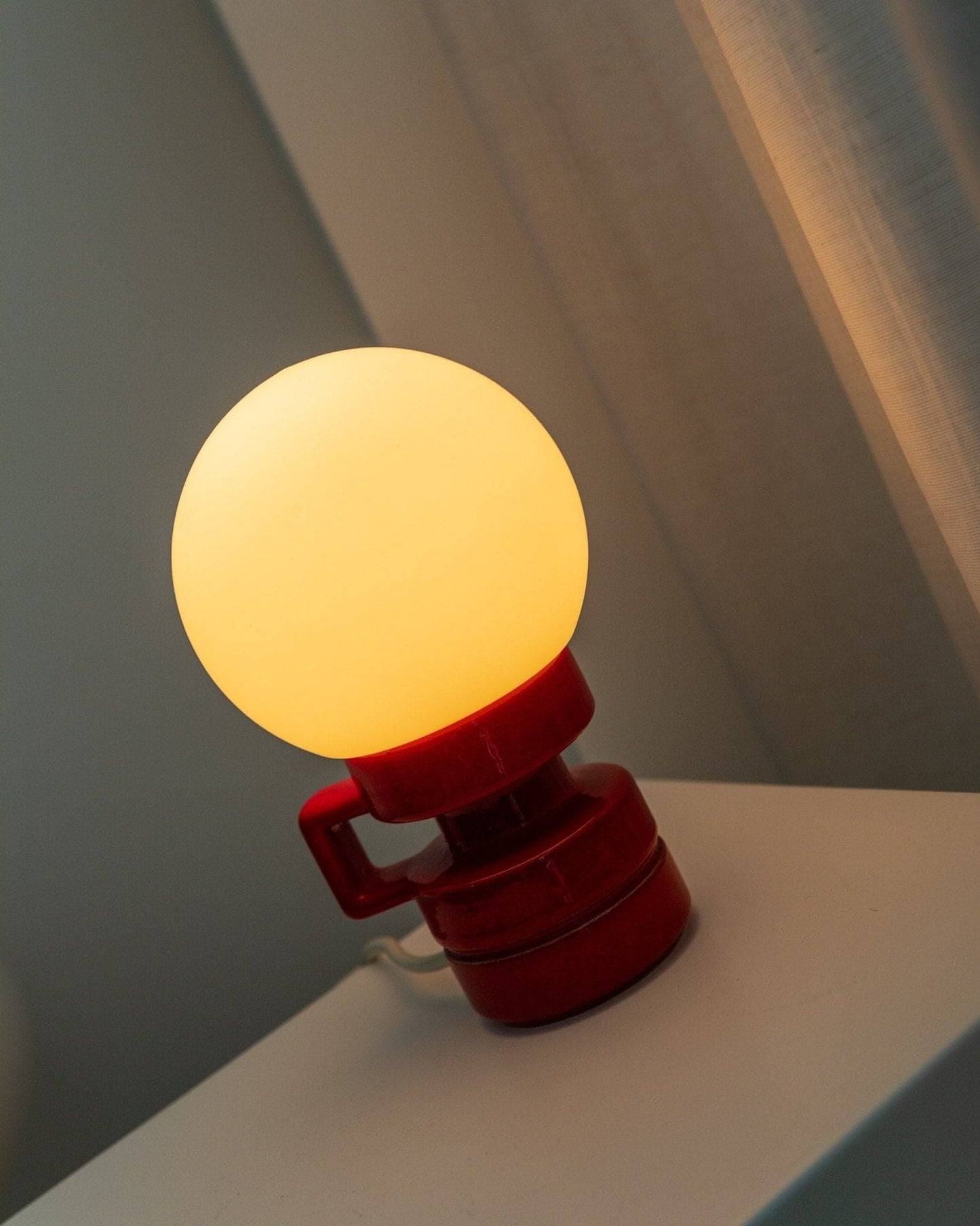 Vintage Keramik Tischlampe Italien 1970er Rot mit weißem Glasschirm Mid Century Design