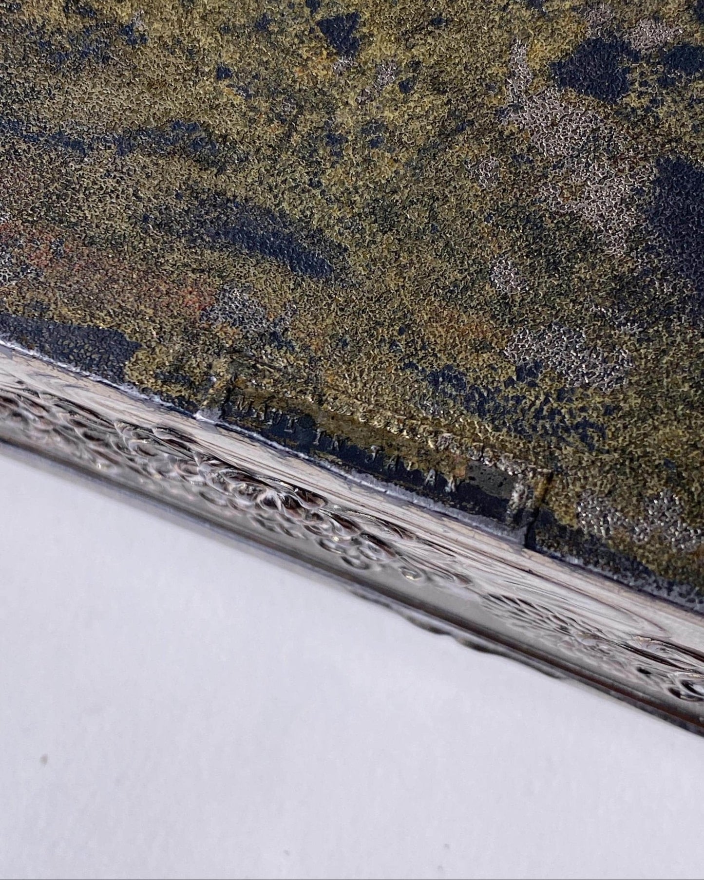 Vintage Dose mit Drachenmotiv, Silber und Holzintarsien, Japan