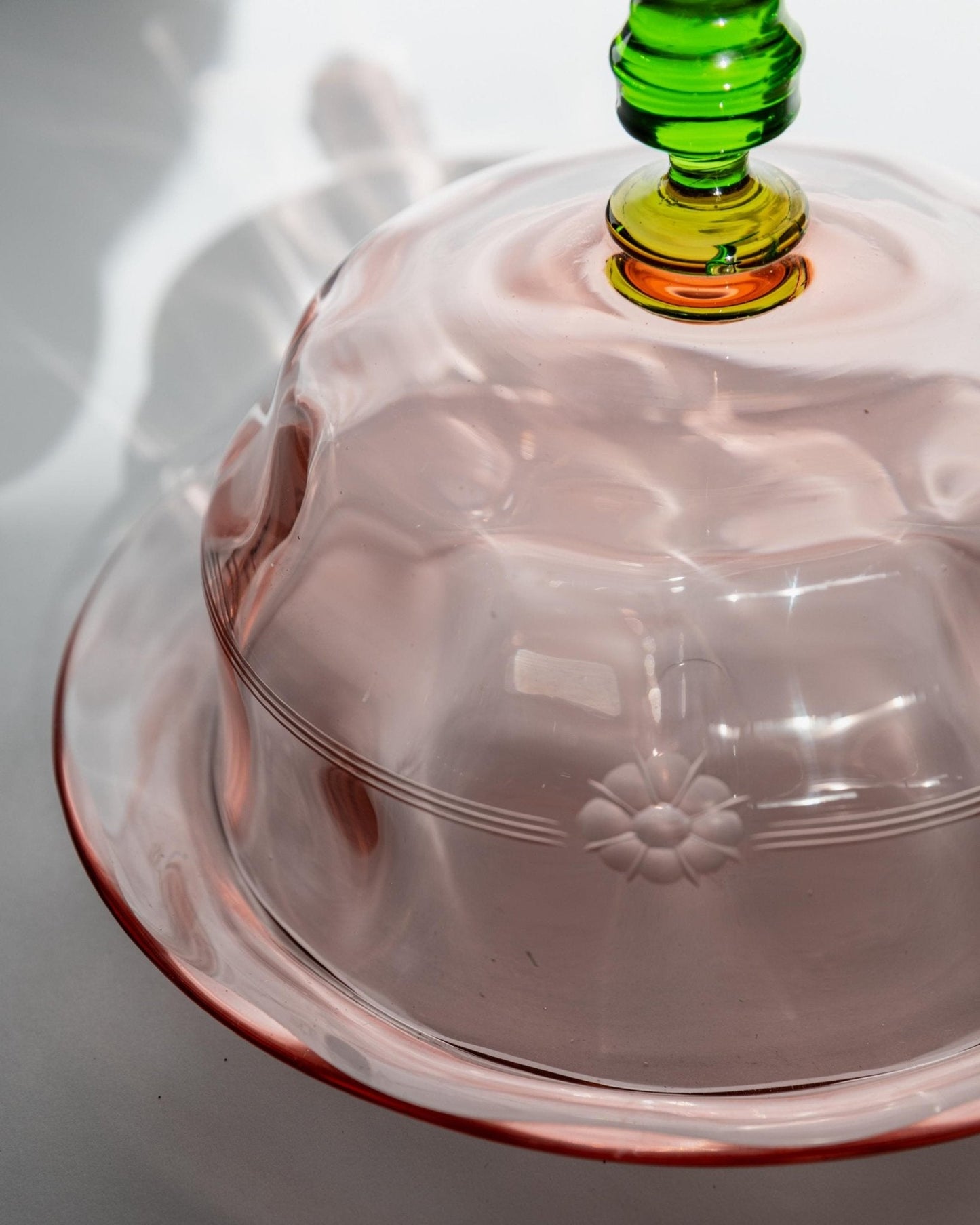 Vintage Glasdose Cloche mit Teller mit graviertem Blumenmuster